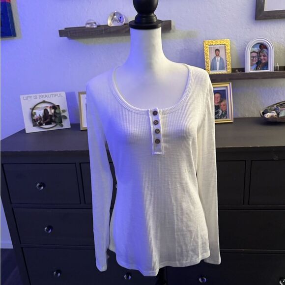 Brand new gorgeous size large top in a bright white - Picture 7 of 7